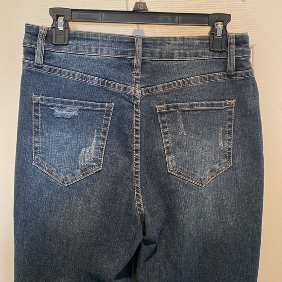 NWOT- YMI DREAM  DISTRESSED MOM JEANS RIPS & WHISKERS SIZE 9/29 - Picture 3 of 7